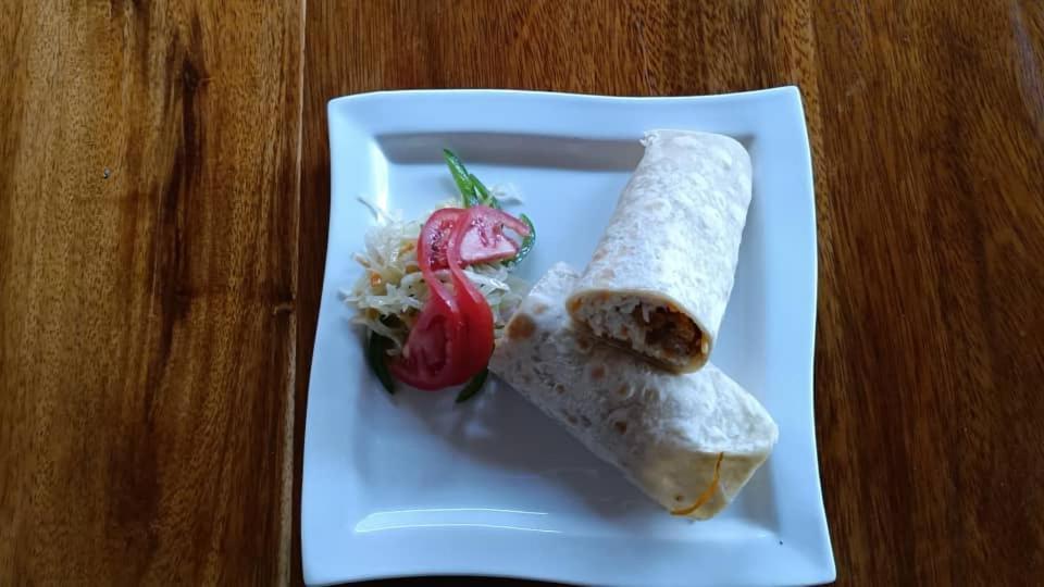 Mia Safari Lodge And Restaurant エンテベ エクステリア 写真